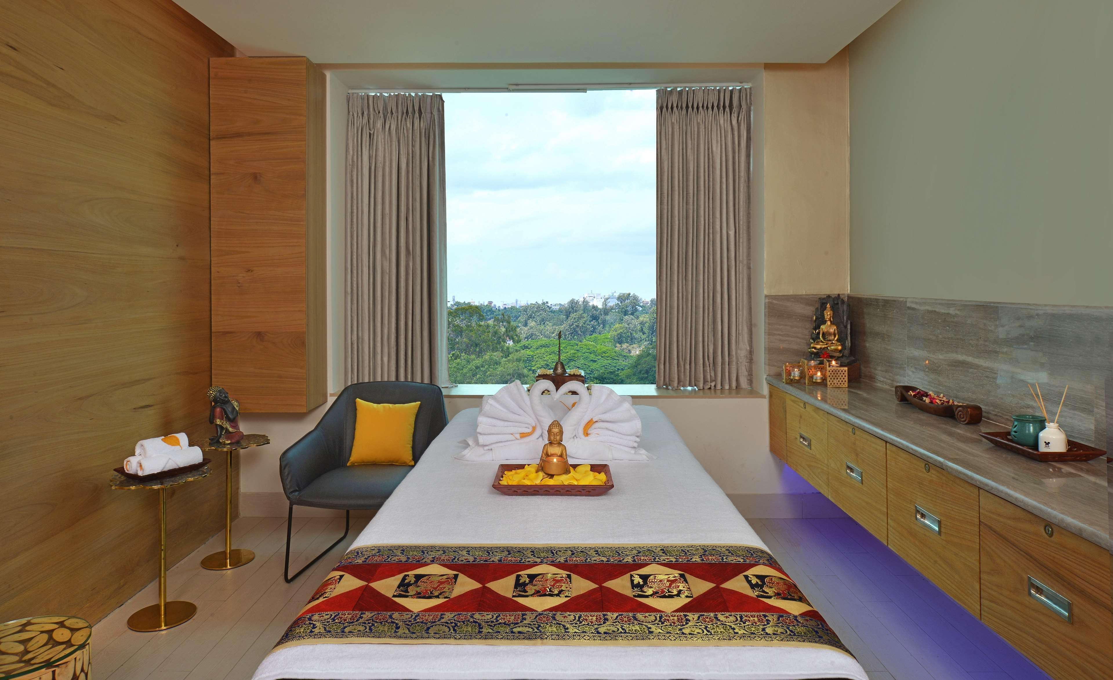 Radisson Bengaluru City Center Exteriör bild