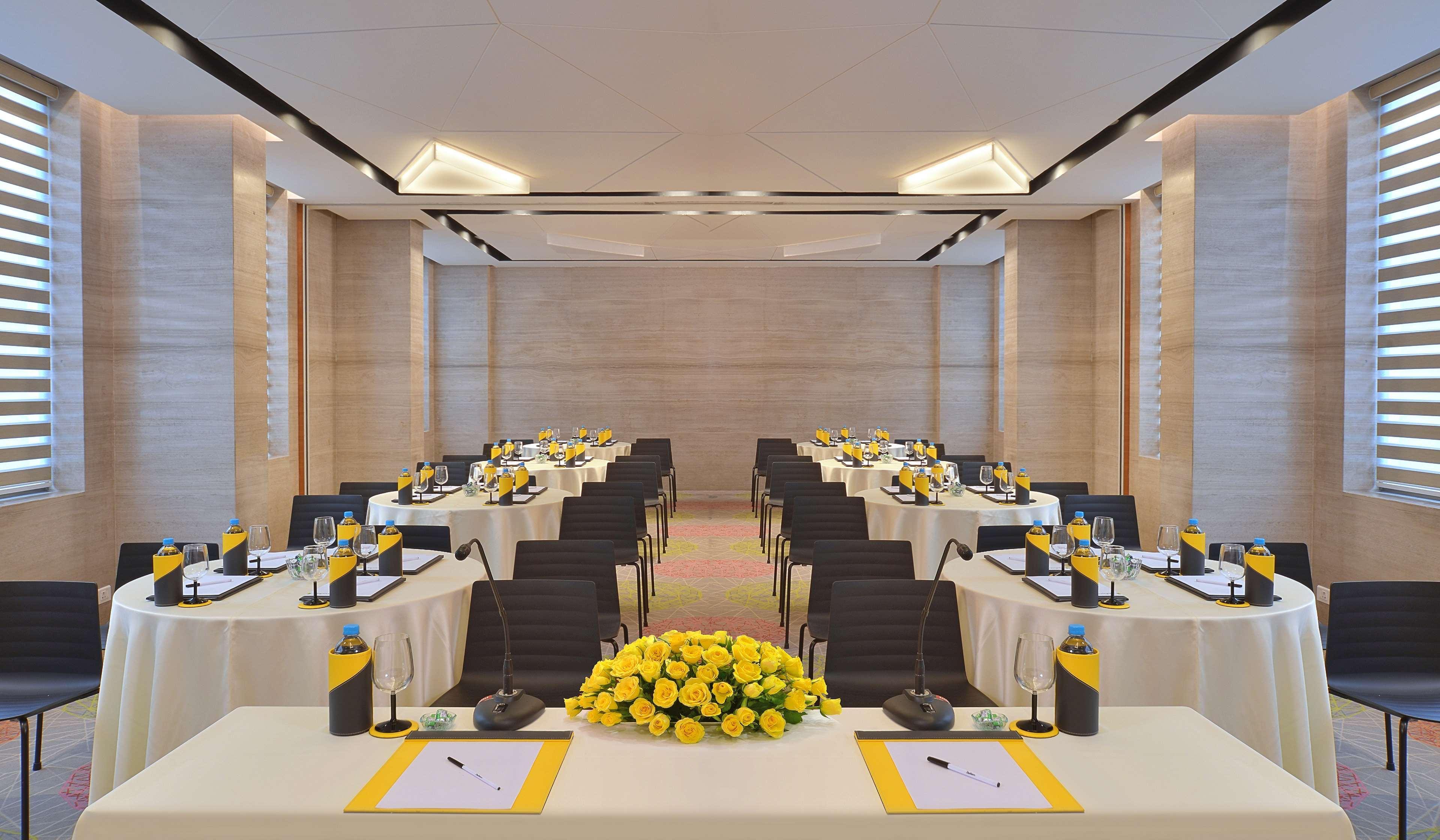 Radisson Bengaluru City Center Exteriör bild