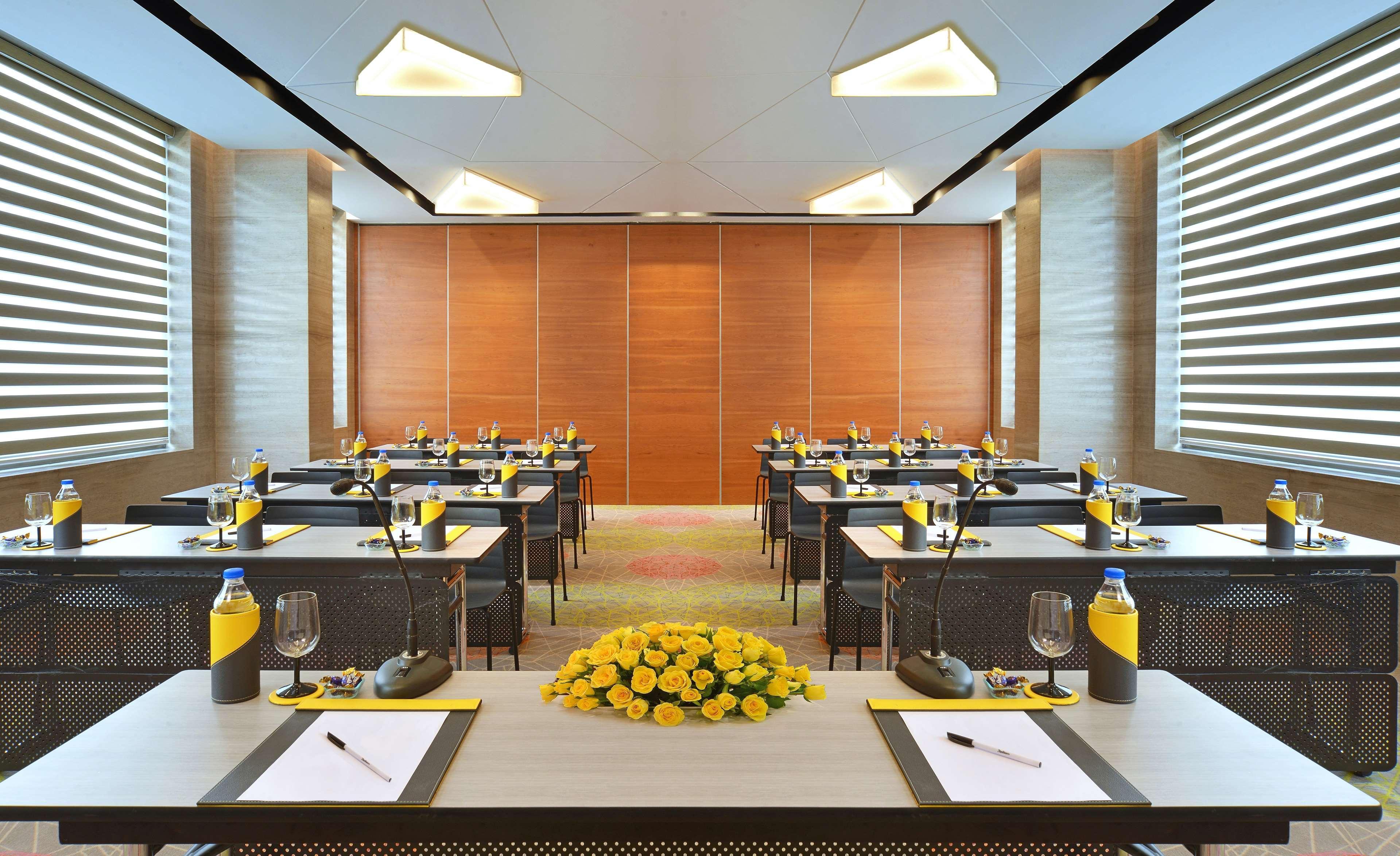 Radisson Bengaluru City Center Exteriör bild
